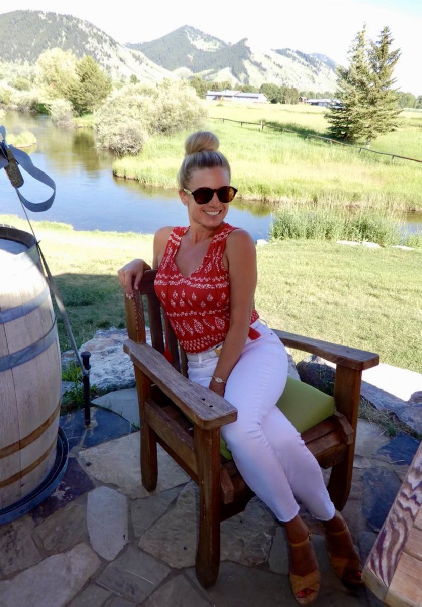 I have white jeans. 🤣