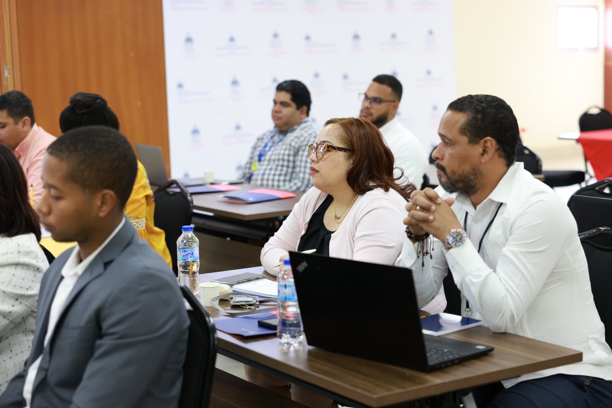 Entre las entidades participantes se encuentran el
<a href="/ConsejoDrogasRD/">Consejo Nacional de Drogas</a>, <a href="/OnapiRD/">ONAPI</a>, la Dirección General de Catastro (<a href="/CatastroRD/">Dirección General del Catastro Nacional</a>), <a href="/CONAPERD/">Consejo Nacional de la Persona Envejeciente🇩🇴</a>, el <a href="/MESCYTRD/">MESCyT</a> y la Biblioteca Nacional (<a href="/BNPHURD/">Biblioteca Nacional Pedro Henríquez Ureña</a>).

#CartaCompromiso #GestiónPública