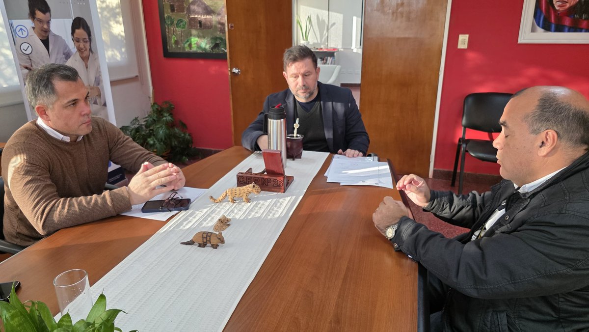 💪 Recibimos a Luis Oviedo, Director de Nivel Superior, y a Diego López, Director de Secundaria, para coordinar futuras acciones en conjunto.                                                    Trabajando juntos por una mejor educación.

#EsEntreTodos 
#Educación
