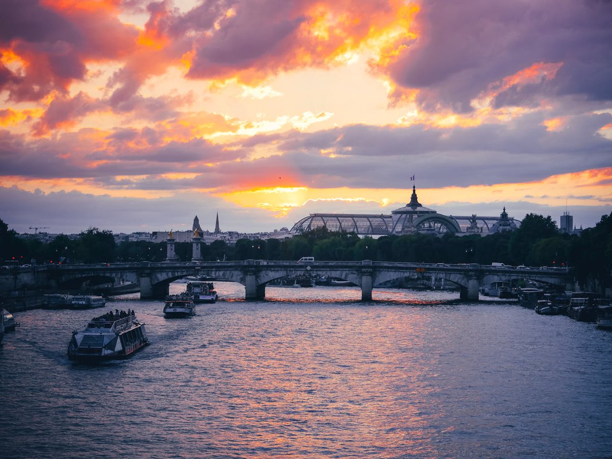 Parisian sunset...#Paris #Travel #thursdayvibes #France #Architecture #Thursday #Parisjetaime 📸 Jarod Barton 💖💞