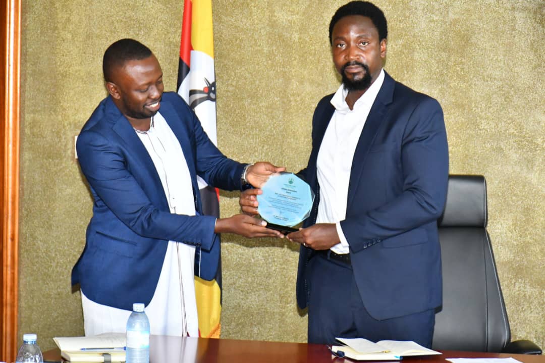 His Majesty William Wilberforce Gabula Nadiope IV receives a Lifetime Achievement Award from <a href="/MasabaYunus/">Dr. Mas Yunus</a>,President of the Jinja College Old Students Association, in recognition of his outstanding leadership and tireless dedication to promoting education and youth empowerment