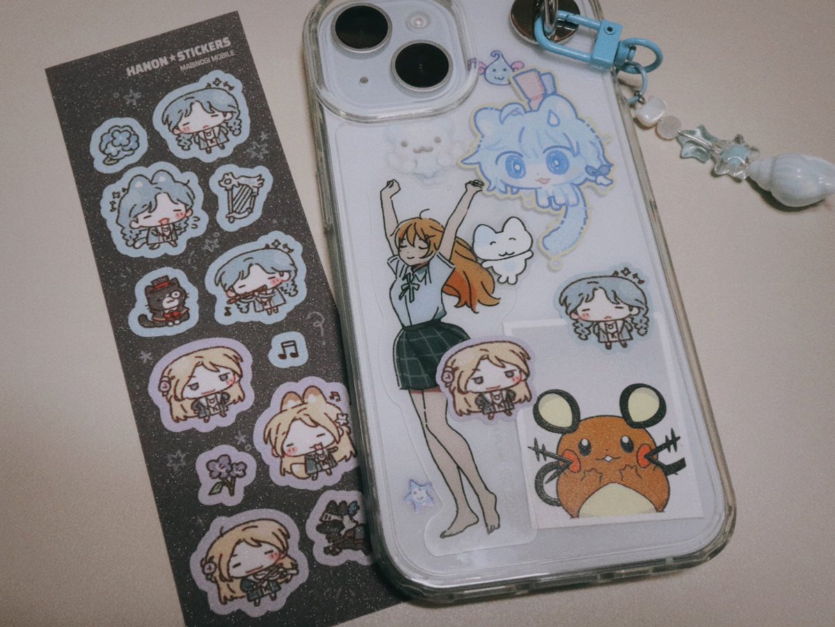 커미션으로 작업한 스티커 도안을 실물로 제작해주셔서 사진을 받았습니다^///^ (왼쪽 길쭉한 스티커판만 제 작업물입니다!)