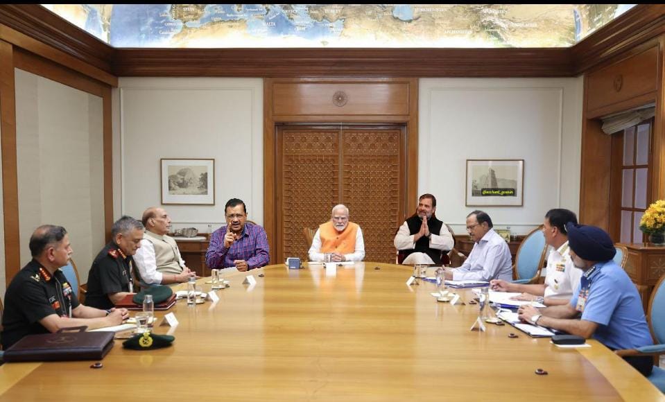 👉केजरीवाल जी की अध्यक्षता में आज देश के प्रधानमंत्री मोदी जी और LOP श्री राहुल गांधी जी की एक गुप्त मीटिंग हुई।

👉मीटिंग का उद्देश्य अमेरिका और ट्रंप के खिलाफ कड़े प्रतिबंध लगाना है।