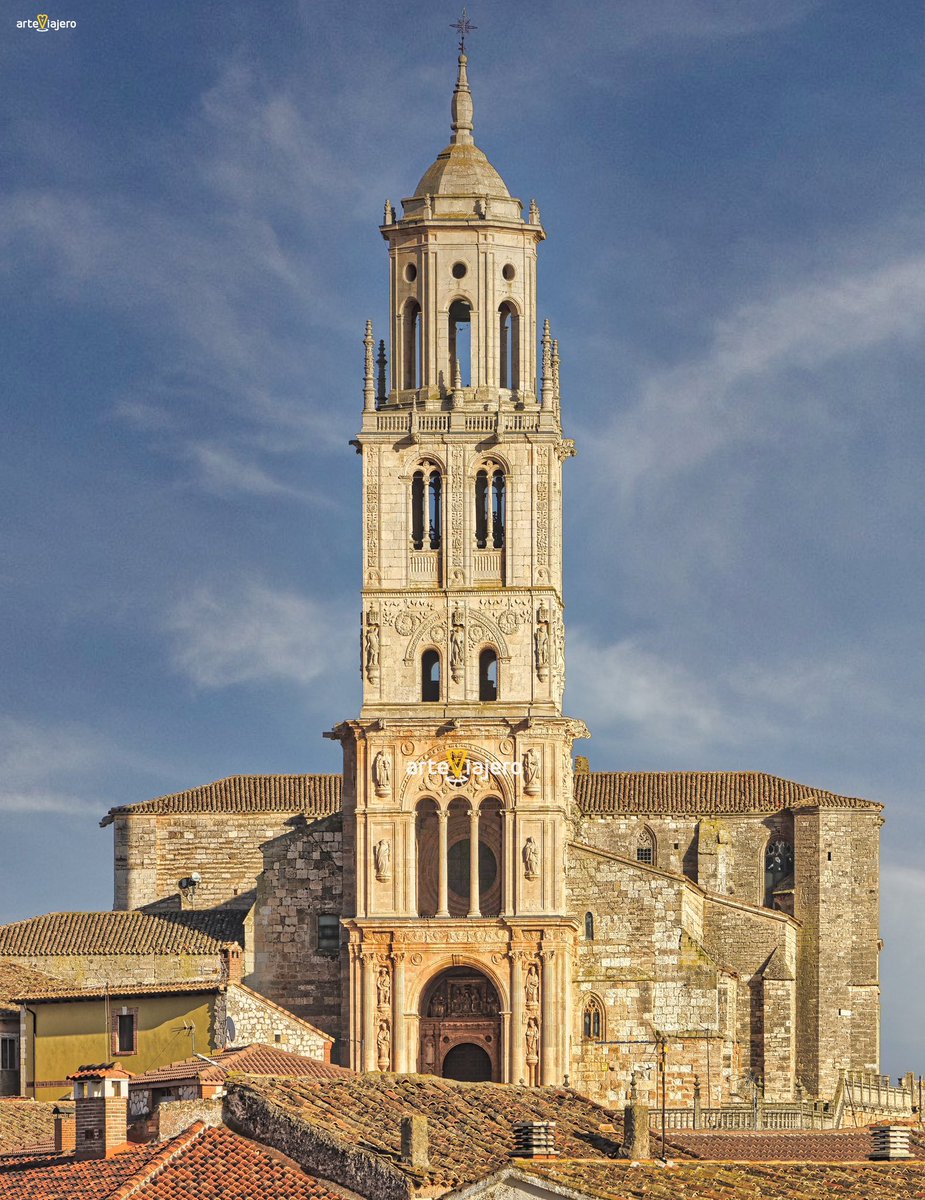 Hoy os presento una de las torres más bellas e impresionantes del Renacimiento en España. La encontramos en la iglesia de Sta. María del Campo (523 habitantes, Burgos). En ella trabajó el célebre Diego de Siloé
#FelizJueves #photography