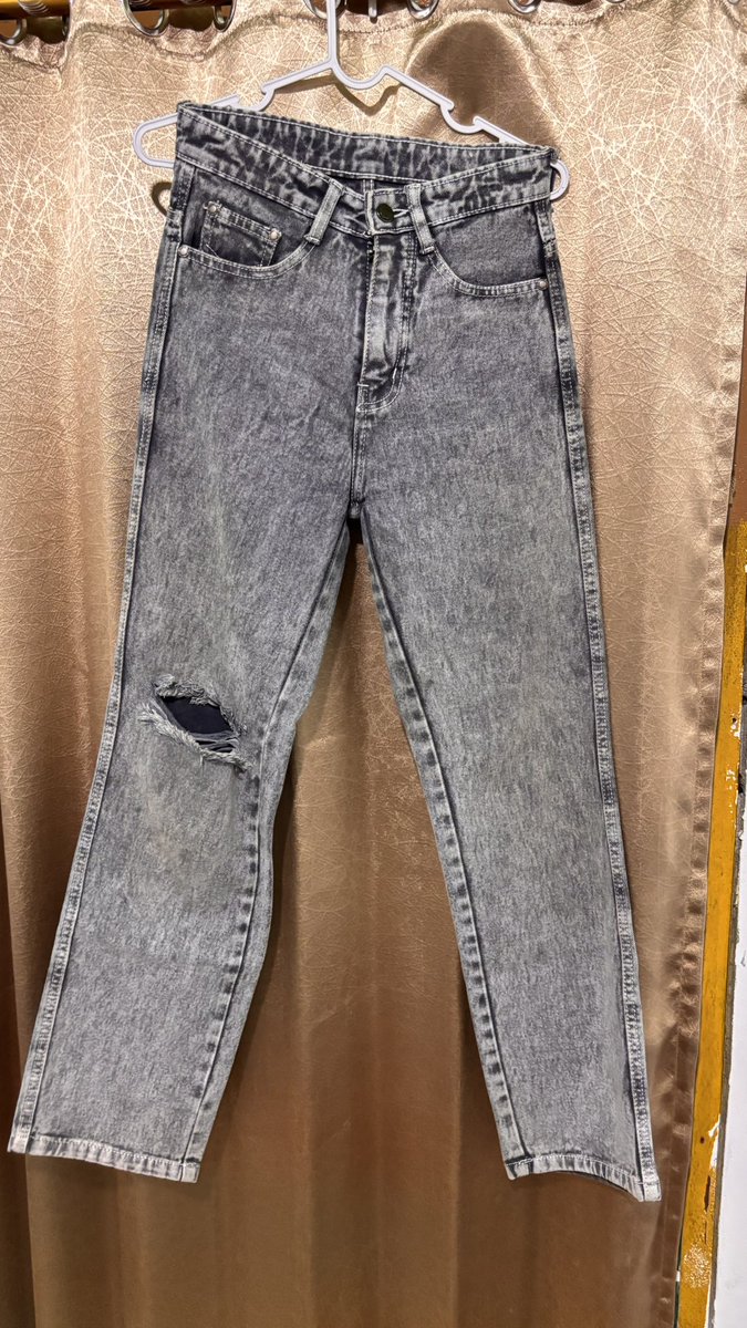 himeimeii's tweet photo. ini aku ada celana uk 27 sama baju preloved pribadi mulai dr 40 aja ya ad yg mau ga? ini ada dr brand hnm ada dr jiniso dll dm aku ya bisa oren kok https://t.co/oTFAbx7bV2