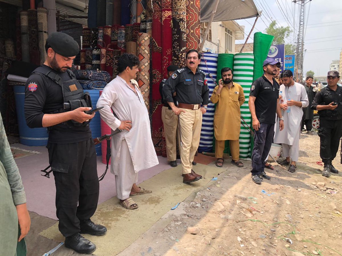 چیف ٹریفک آفیسرہارون رشید خان کی ہدایت پرکینال روڈاوربورڈ بازارمیںتجاوزات مافیاکیخلاف کارروائیاں 

ایس پی کینٹ عبدالرحیم کی قیادت میںکی جانیوالی کارروائیوں کےدوران2ٹرک سامان ضبط،27 افرادگرفتار 

ٹریفک حکام اوراہلکارتجاوزات مافیاکیخلاف کارروائیاںجاری رکھیں,سی ٹی او ہارون رشید خان