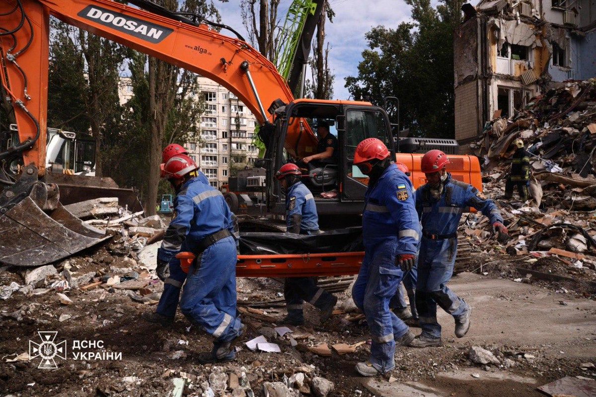 Death toll after last night's russian attack on Kyiv has risen to 11, including 1 child. 

The number of injured approaching a hundred, including  11 children.