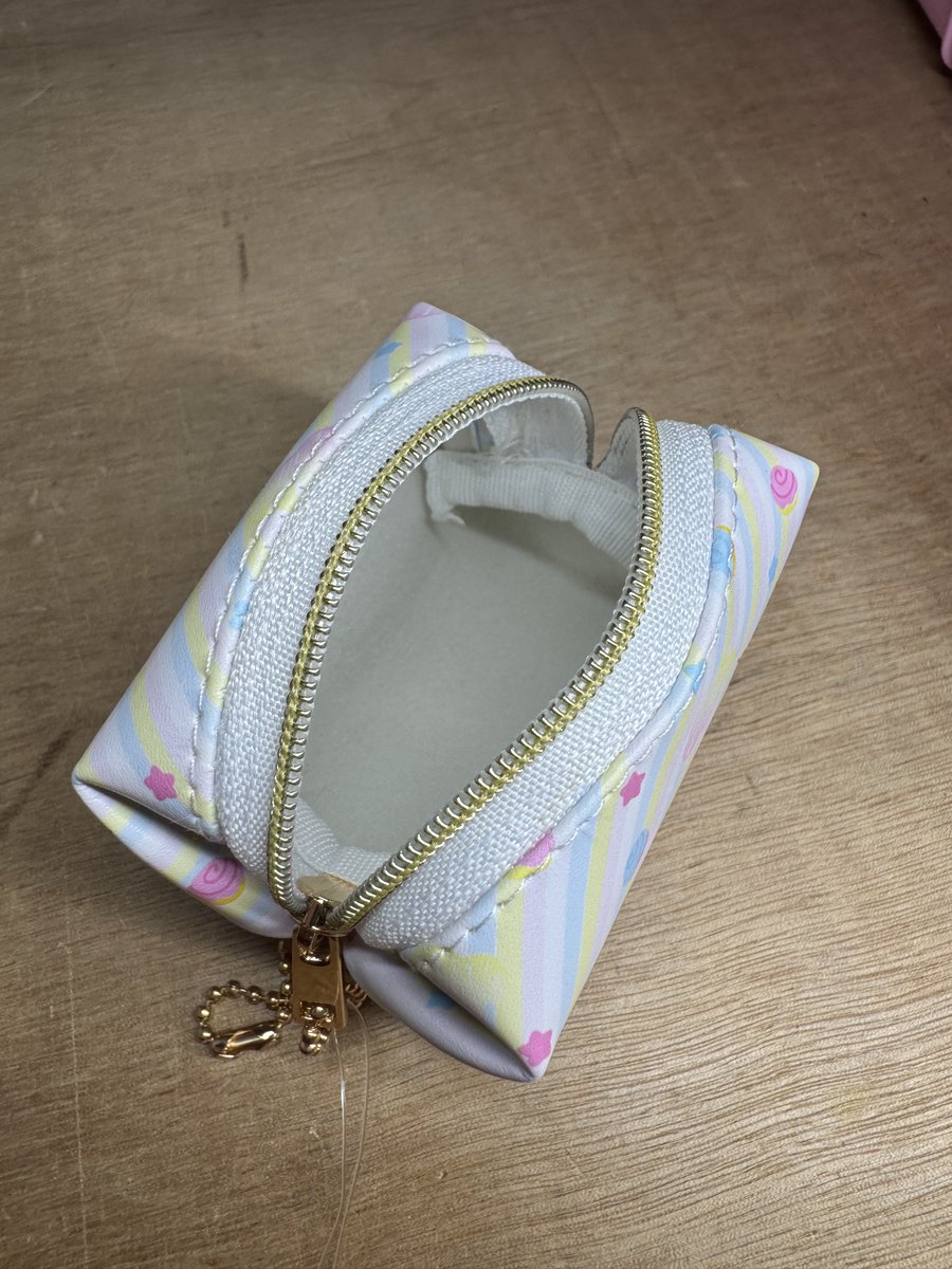 【おすすめ景品🎁】

今日のおすすめ景品は
サンリオキャラクターズ キャラメルポーチ です！
４種類のキャラのポーチが登場中✨

マチがあるので鍵や目薬などの小物が入れられます！

ぜひゲットして下さい🙌

#タイステ多摩 
#サンリオキャラクターズ