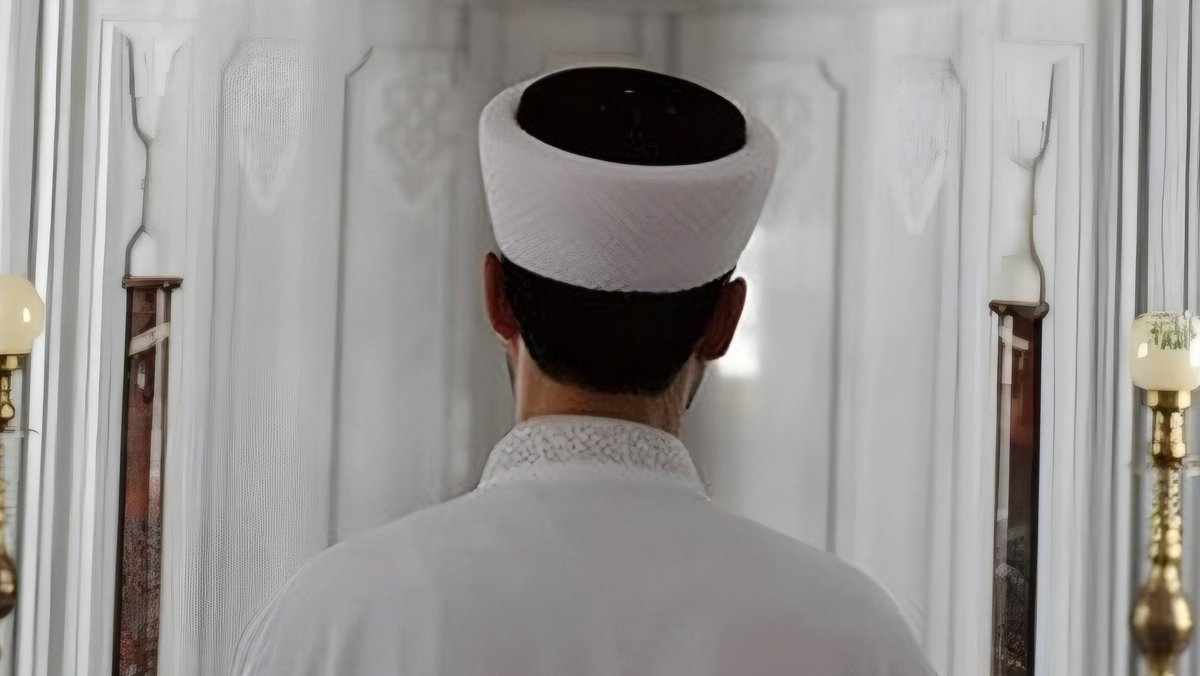 🟥 Avusturya Türk İslam Birliği’nde 100 binlerce TL’nin “eskort hizmetleri” için kullanıldığı iddia edildi.

Diyanet, 5 üst düzey yetkiliyle kurumun ilişiğini kesti. (Birgün)