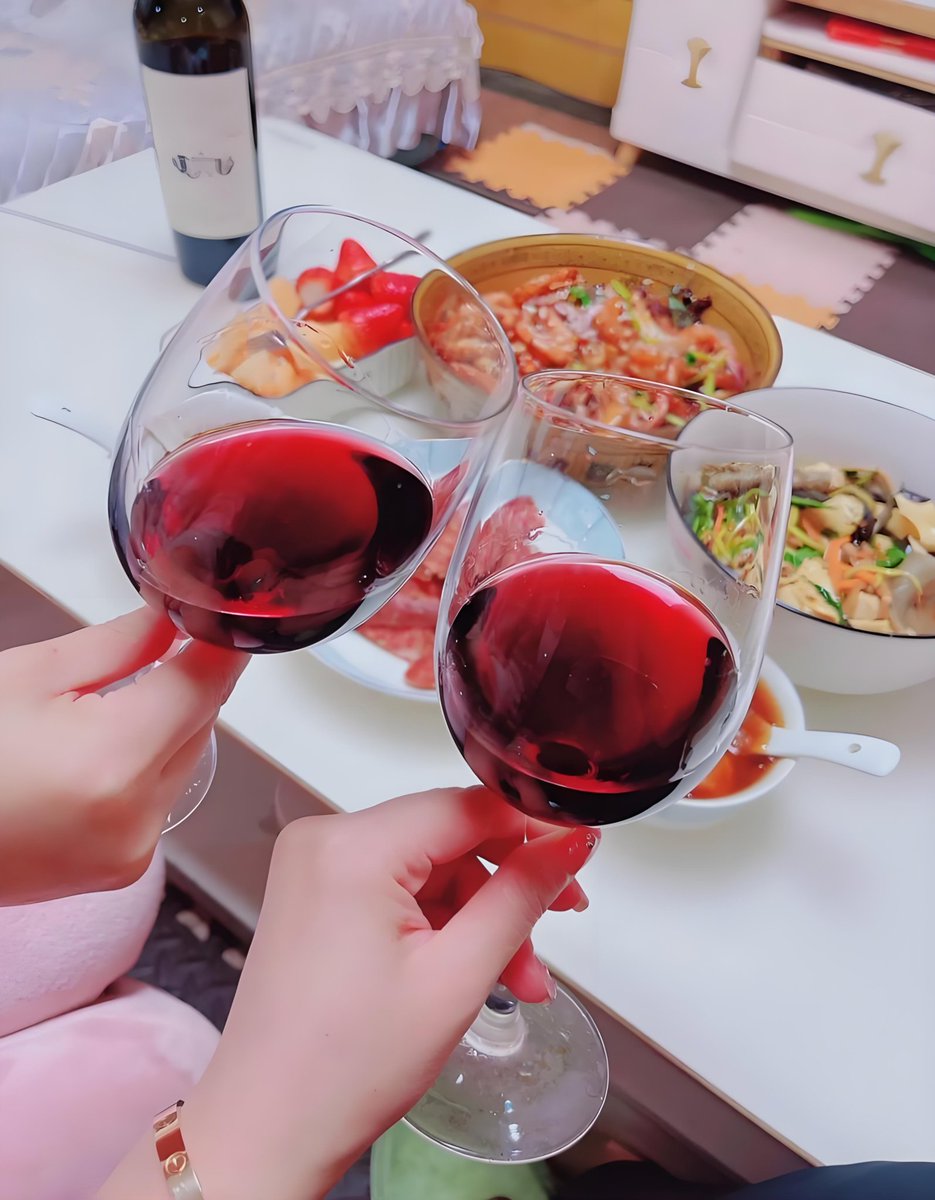 私はお酒に弱いのですが、それでもあなたと一杯飲みました。一日歩き回って、心も足も落ち着きました。今夜は絶対ぐっすり眠れるよ🍷