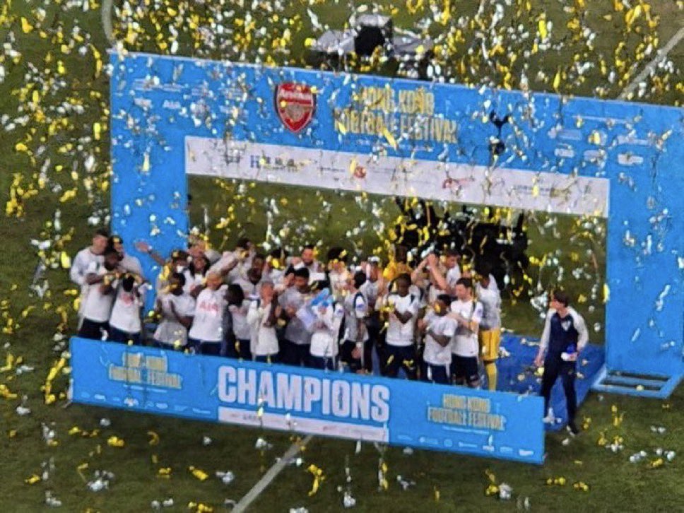 Ser jag månne inte Hong Kong Football Festival-bucklan…?! Som alltså ska in bredvid Audi Cup, The Walter Tull Trophy, Tiger Cup och den där plaketten från i våras. Vet inte riktigt hur pokalskåpet ska räcka till längre.