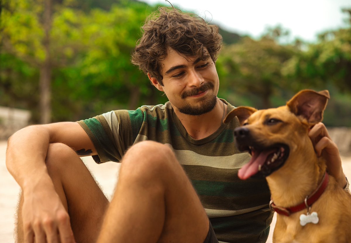 🇧🇷 Estrelado pelo cãozinho Amendoim e por Rafael Vitti, a Netflix divulgou as primeiras imagens do filme 'Caramelo'.

Na trama, um chef de cozinha recebe um diagnóstico inesperado e embarca em uma jornada de redescoberta com a ajuda de um simpático vira-lata caramelo.