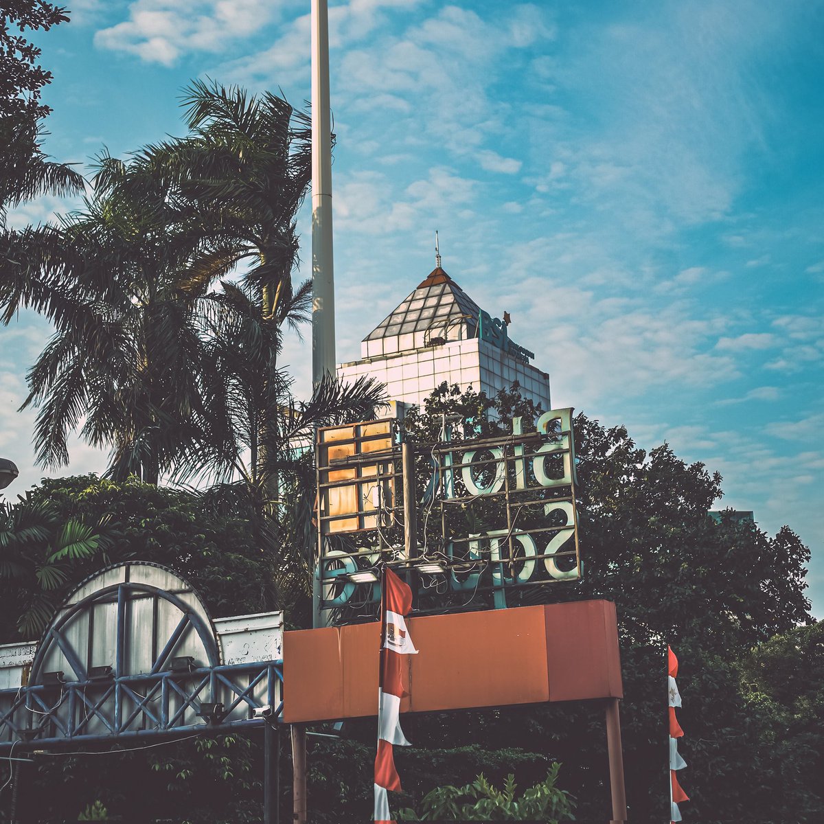 Terakhir nyetrit kayaknya di pertengahan bulan Mei. Hari ini memaksakan nyetrit karena lagi motoin dagangan teman di Pasaraya Blok M. 

Oh man, I love take photo on the street. That square frame too!
