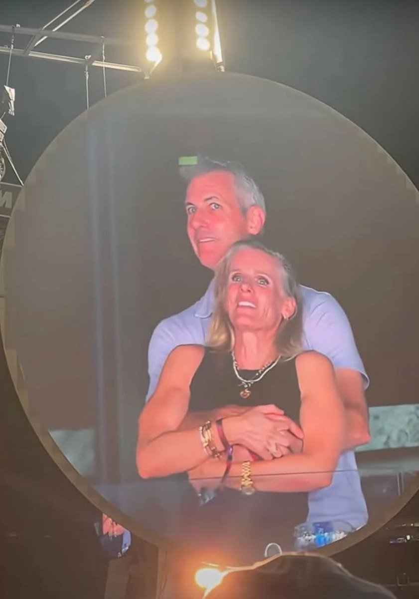 Est ce que quelqu’un pourrait supprimer la dame sur cette photo avec Photoshop ???, c’est pour un ami !!! merci 😅😅