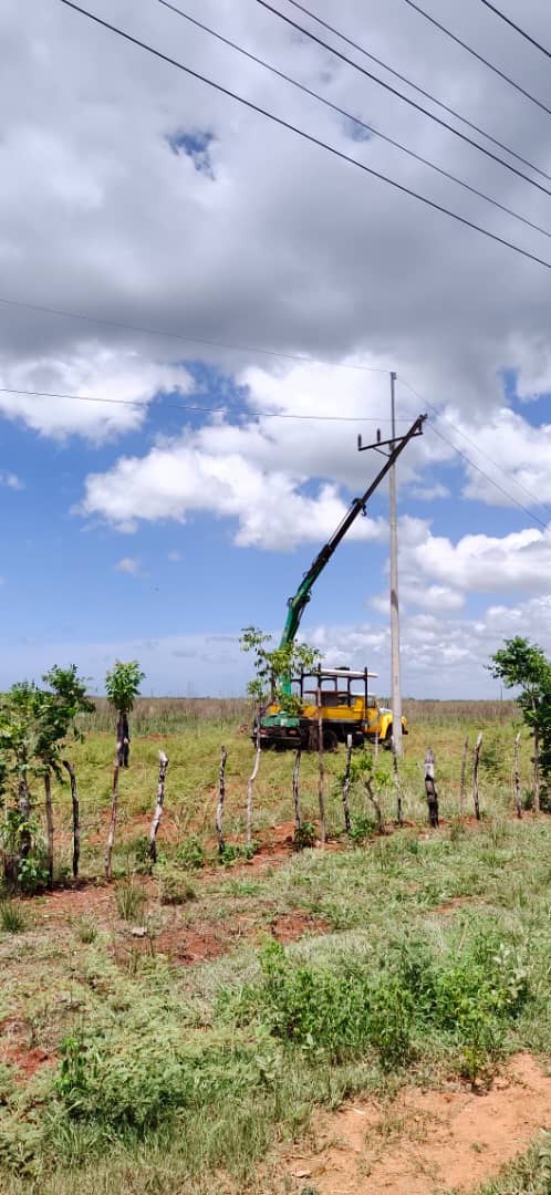 ElectricaCfgos's tweet photo. #EléctricosCienfuegueros laboran en construcción de nueva línea de 33kV en el municipio #Abreus #Cienfuegos
#DePieYCombatiendo https://t.co/dBJebAkWYQ