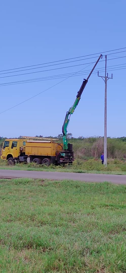 ElectricaCfgos's tweet photo. #EléctricosCienfuegueros laboran en construcción de nueva línea de 33kV en el municipio #Abreus #Cienfuegos
#DePieYCombatiendo https://t.co/dBJebAkWYQ