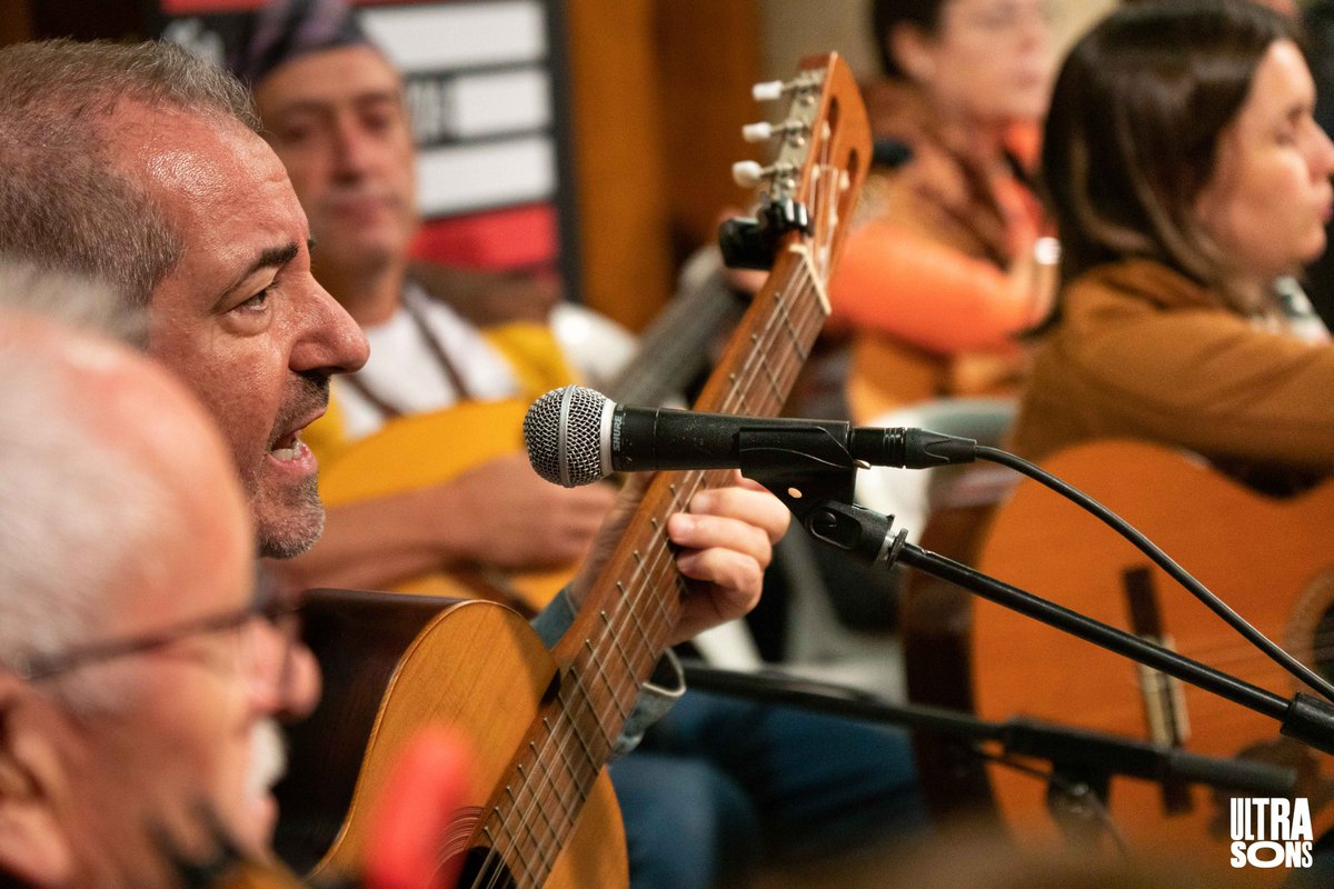 ULTRASONSalcora's tweet photo. Les fotos d'#ULTRASONS24 / L’octubre fred, mata el cuquet - Bureo
(Conjuntament amb L’ALCORA FOLK)
(04.10.2024 / Plaça del Convent)
.
#ULTRASONS24 #MúsiquesEnVibració #Bureo #arrels #tradicions #bandúrries #llaüts #guitarres #castanyetes #jotes #fandangos #seguidilles https://t.co/NnBaZFOxSn