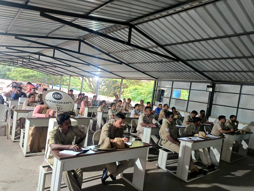 Mohammad Sujeetha , IPS (@sphassan2) on Twitter photo ಜಿಲ್ಲಾ ಪೊಲೀಸ್ ಕಚೇರಿಯ ಸಭಾಂಗಣದಲ್ಲಿ ಜಿಲ್ಲೆಯ ಎಲ್ಲಾ ಪೊಲೀಸ್ ಠಾಣೆಗಳ ಠಾಣ ಬರಹಗಾರರು, ತನಿಖಾ ಸಹಾಯಕ ಸಿಬ್ಬಂದಿಗಳು, ಮತ್ತು ಕಂಪ್ಯೂಟರ್ ಕರ್ತವ್ಯ ಸಿಬ್ಬಂದಿಗಳಿಗೆ ಸಿಸಿಎಂಎಸ್, ಇ -ಸಮನ್ಸ್, ಇ -ಸಾಕ್ಷ, Zero FIR , ಡಿಜಿ & ಐಜಿಪಿ ಡ್ಯಾಶ್ ಬೋರ್ಡ್ ವಿಷಯಗಳ ಕುರಿತು ತರಬೇತಿ ನೀಡಲಾಯಿತು.
<a href="/DgpKarnataka/">DGP KARNATAKA</a> ಜಿಲ್ಲಾ ಪೊಲೀಸ್ ಕಚೇರಿಯ ಸಭಾಂಗಣದಲ್ಲಿ ಜಿಲ್ಲೆಯ ಎಲ್ಲಾ ಪೊಲೀಸ್ ಠಾಣೆಗಳ ಠಾಣ ಬರಹಗಾರರು, ತನಿಖಾ ಸಹಾಯಕ ಸಿಬ್ಬಂದಿಗಳು, ಮತ್ತು ಕಂಪ್ಯೂಟರ್ ಕರ್ತವ್ಯ ಸಿಬ್ಬಂದಿಗಳಿಗೆ ಸಿಸಿಎಂಎಸ್, ಇ -ಸಮನ್ಸ್, ಇ -ಸಾಕ್ಷ, Zero FIR , ಡಿಜಿ & ಐಜಿಪಿ ಡ್ಯಾಶ್ ಬೋರ್ಡ್ ವಿಷಯಗಳ ಕುರಿತು ತರಬೇತಿ ನೀಡಲಾಯಿತು.
<a href="/DgpKarnataka/">DGP KARNATAKA</a>