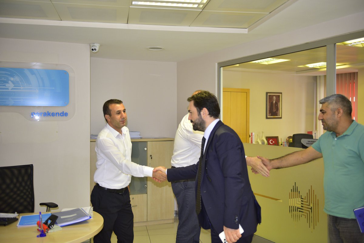 Ceylanpınar Belediye Eşbaşkanı Uğur Kahraman’ın ilçede ki kurum ziyaretleri devam ediyor. Kahraman, Eşbaşkan Yardımcısı İsmail Akkaya ile birlikte Halk Bankası Ceylanpınar Şube Müdürü Zeliha Çetinkaya’yı makamında ziyaret ederek, görevinde başarılar diledi.