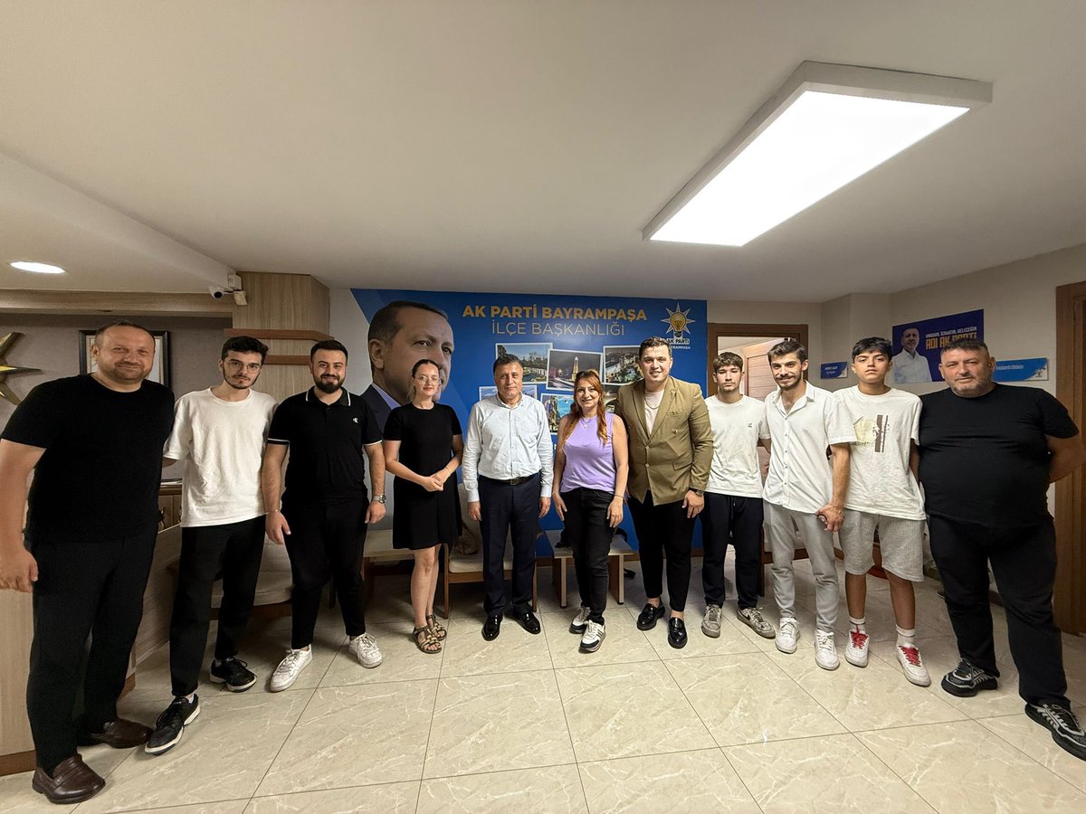 Pirlepeli Derneği Gençlik Kolları Başkanı Eser Sarraf ve yönetimi, ilçe başkanlığımızda bizleri ziyaret etti.
Nazik ziyaretleri ve samimi sohbetleri için kendilerine teşekkür ediyoruz.
Gençliğin enerjisiyle Bayrampaşa’mızda birlik ve dayanışma ruhunu daha da güçlendirmeye devam