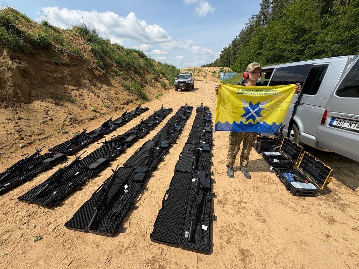 Vital54falcon's tweet photo. Чеський волонтер з позивним "Мак"привіз воїнам Маріупольської ( дуже приємно,коли чую за Наш Маріуполь та Наших Хлопців)бригади 30 новісіньких кулеметів.Ці чеські кулемети існують у двох калібрах — 5,56 мм і 7,62 мм, вони легші й точніші, ніж ті, які українці мають нині. Українські бійці можуть використовувати їх і для оборони, і — ті, що меншого калібру, — для наступу і зачистки ворожих шанців.Досі найсучаснішим їхнім кулеметом був MG42 — німецький зразок, який хоч і якісний, але походить із часів Другої світової війни. Ще українці мали старі радянські кулемети Дегтярьова або навіть «Максими» — кулемети, які були взяті на озброєння ще за царської Росії»(мабуть "добре" дерибанили грошики чотирьохокий зі своїм кублом,кодла узбека,а зараз їм на "хвіст" сів ще шпигаль з татарином;ой,боюся я за Хлопців!).                   Довезти кулемети українським бійцям було зовсім не просто. Лише оформлення документів протривало майже пів(!!!!!!-мабуть не дав на "дару" узбека) року. Транспортування мала забезпечити спеціальна фірма, що має ліцензію на перевезення зброї.             Співпрацює він із трьома(!!!) формуваннями — 56-ю бригадою, групою «Регбісти» (Rugby Team) 129-ї бригади і дроновим підрозділом «Гострі картузи». Він доставляє їм автомашини, дрони, запасні джерела електроенергії — і ось тепер і кулемети.".                                      Дякуємо Тобі,Друже Мак!    Від Усіх Українців та ТВІТТертян(я вірно написав?). І Бійцям Слава!