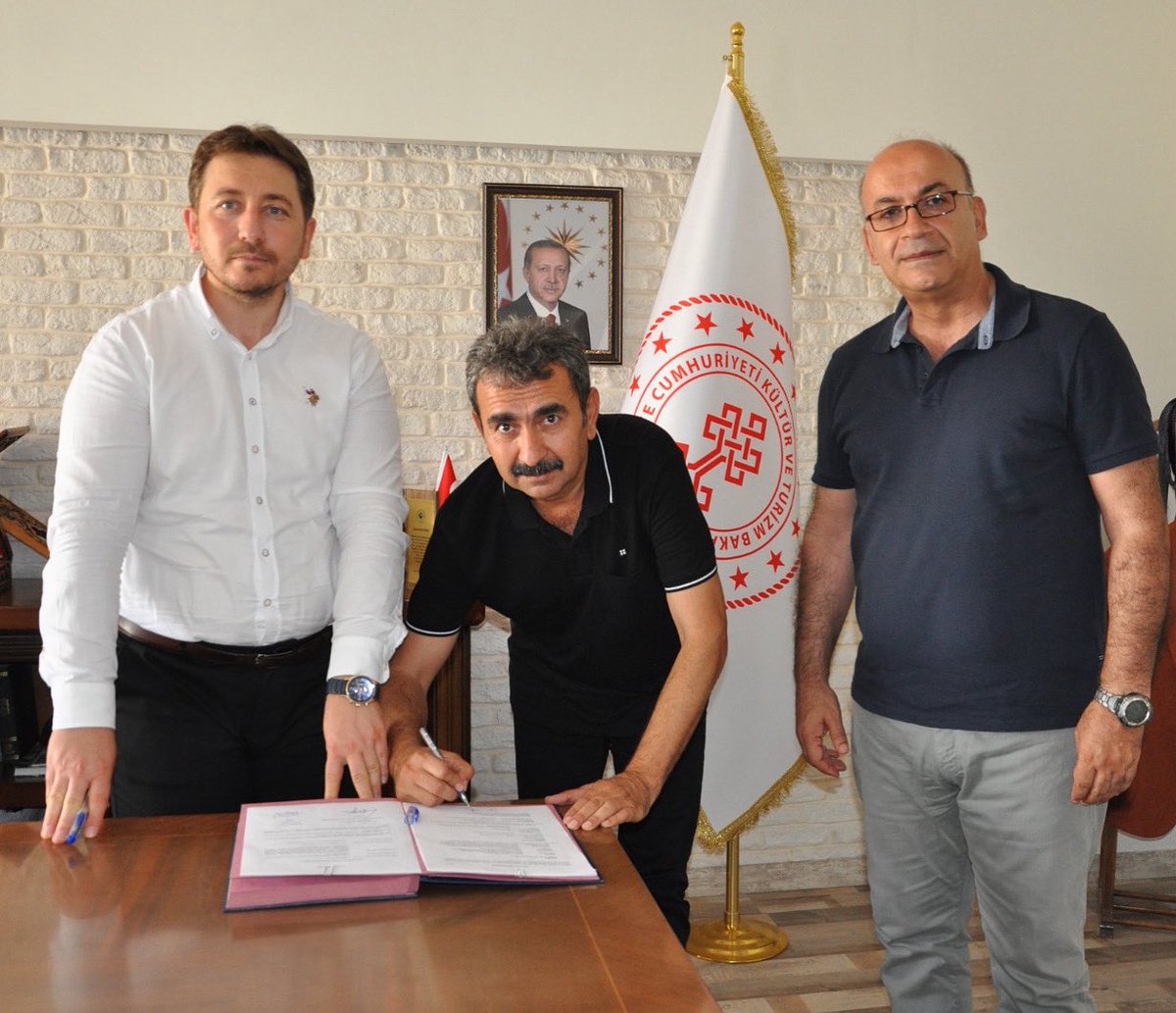 kulturturizm46's tweet photo. Hacettepe Üni. Öğr.Üyesi Doç. Dr. Sn. Halil TEKİN’in başkanlığında devam eden Domuztepe Höyüğü bilimsel kazı çalışmalarına destek verilmesi kapsamında sponsorluk anlaşması; İl Müdürümüz Sn. Eshabil Yıldız ve Maritaş Denim şirket yetkilisi Sn. Selim Küçük tarafından imzalandı. ⬇️ https://t.co/5OXsztdWYt