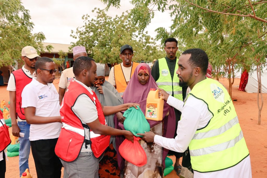 Relief_Link_Aid's tweet photo. Today, we joined forces with @KenyaRedCross to deliver food aid to nearly 100 families in Mandera — most are women & children fleeing deadly conflict in Belet Hawa, Somalia.
They crossed the border seeking safety. We showed up with support.

#Mandera #BeletHawa #Crisis #Kenya #Refugees #HumanitarianAid #zonauang