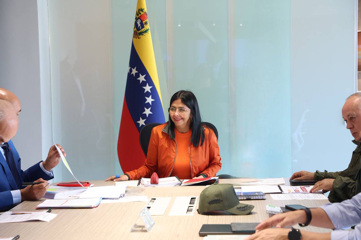 AntibloqueoVenezuela (@antibloqueoven) on Twitter photo La vicepresidenta Ejecutiva, <a href="/delcyrodriguezv/">Delcy Rodríguez</a> , anunció durante una reunión de trabajo que el presidente de la República, Nicolás Maduro, instruyó al Gabinete Económico a brindar un acompañamiento permanente para la ejecución del 26 % de los proyectos seleccionados en la primera La vicepresidenta Ejecutiva, <a href="/delcyrodriguezv/">Delcy Rodríguez</a> , anunció durante una reunión de trabajo que el presidente de la República, Nicolás Maduro, instruyó al Gabinete Económico a brindar un acompañamiento permanente para la ejecución del 26 % de los proyectos seleccionados en la primera