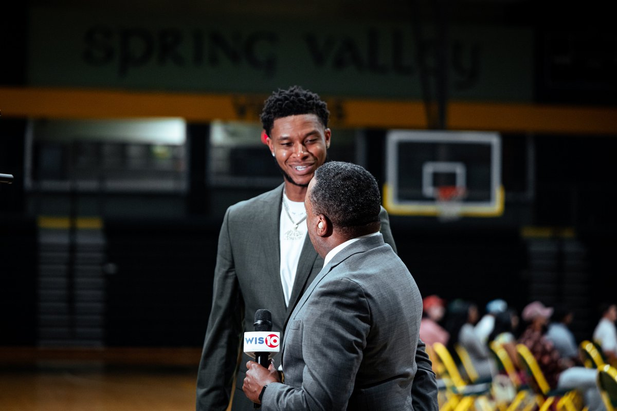 Big night for <a href="/Dozier_Kid/">PJ Dozier</a> as his jersey was retired at his high school alma mater. 🤙

#Gamecocks🐔🏀 // #ForeverToThee