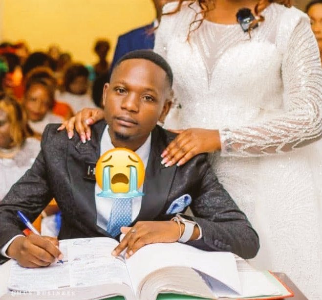 BenitaNtumba's tweet photo. 📌Dix mois après son mariage, le jeune Jean-Marie, changeur de monnaie, a été abattu par les miliciens de @afcongo @M23_ARC qui ont emporté tout l'argent de son petit business. La victime laisse derrière lui une femme enceinte. Militons pour le départ de ces rebelles sanguinaires https://t.co/ck7hzylJXs