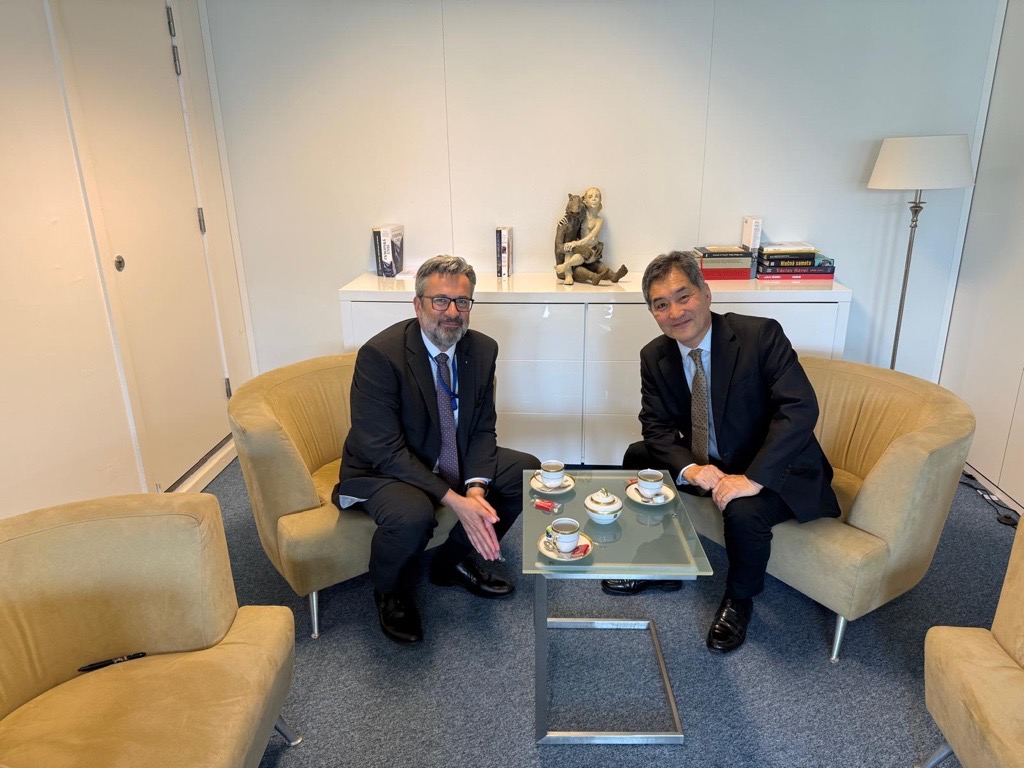 Mission of Japan to the EU 🇯🇵🇪🇺 5⃣0⃣ (@japanmissioneu) on Twitter photo Today, Ambassador Aikawa visited <a href="/CZtoEU_Brussels/">Czech Permanent Representation to the EU</a>.
Thank you very much Ambassador <a href="/VladimirBaertl/">Vladimír Bärtl</a> for the warm welcome and we look forward to continued cooperation to strengthen the great ties between Japan and Czechia!
🇯🇵🤝🇨🇿 Today, Ambassador Aikawa visited <a href="/CZtoEU_Brussels/">Czech Permanent Representation to the EU</a>.
Thank you very much Ambassador <a href="/VladimirBaertl/">Vladimír Bärtl</a> for the warm welcome and we look forward to continued cooperation to strengthen the great ties between Japan and Czechia!
🇯🇵🤝🇨🇿