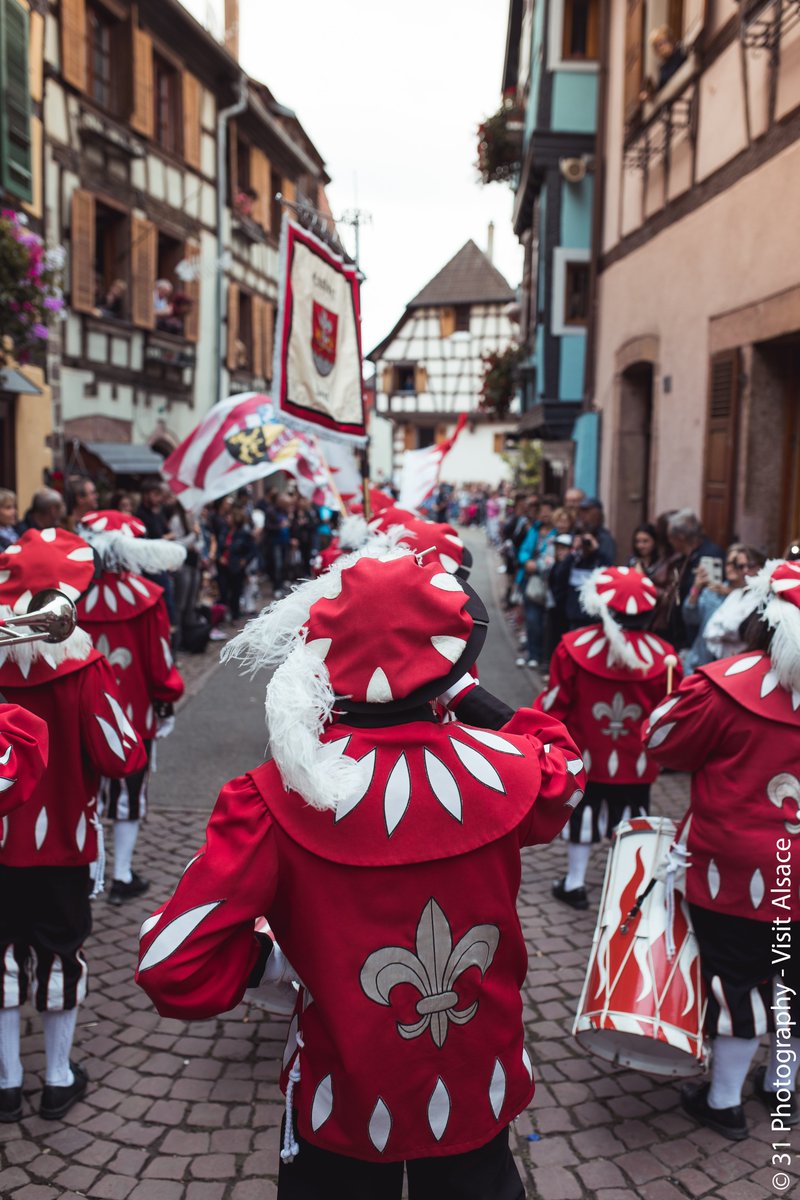 Direction la Fête des Ménétriers à Ribeauvillé, la plus ancienne des fêtes d’Alsace qui fait voyager vers le Moyen-Âge ! bit.ly/fete-des-menet… #Alsace #VisitAlsace