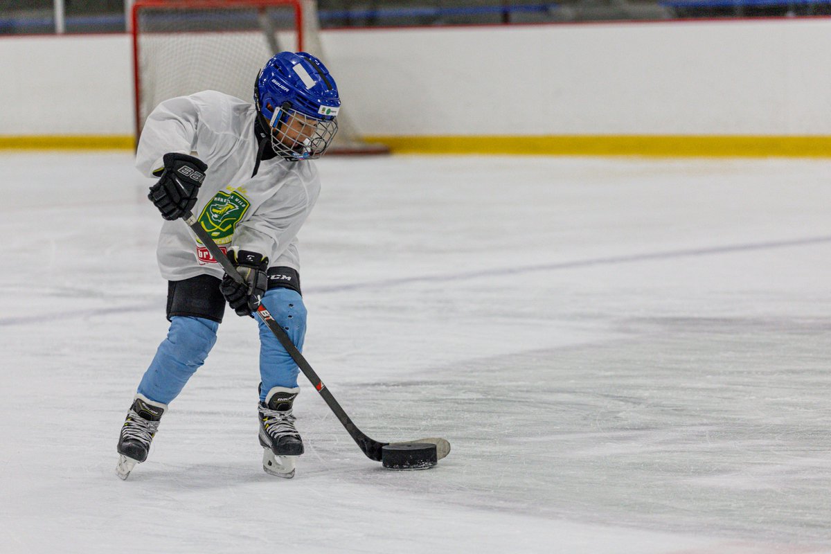 Some fun action from the Wes Walz Hockey School in Eagan! 🏒🔥