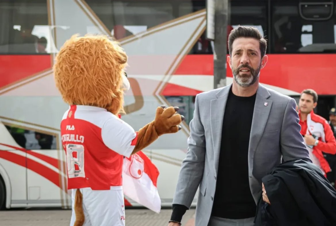 📌 Jorge Bava🇺🇾, técnico de Santa Fe🇲🇨 en atención a medios🎙️

🗣️ “Yairo Moreno tuvo una lesión🏥 muscular y Meli esta a la orden✅”

🗣️“Joaquín Sosa⚔️ se venía adaptando bien; pero tuvo una cirugía de cordales🦷”

🗣️”Hugo Rodallega ya empezó a trabajar✅⚽️”

🗣️“Vamos a evaluar