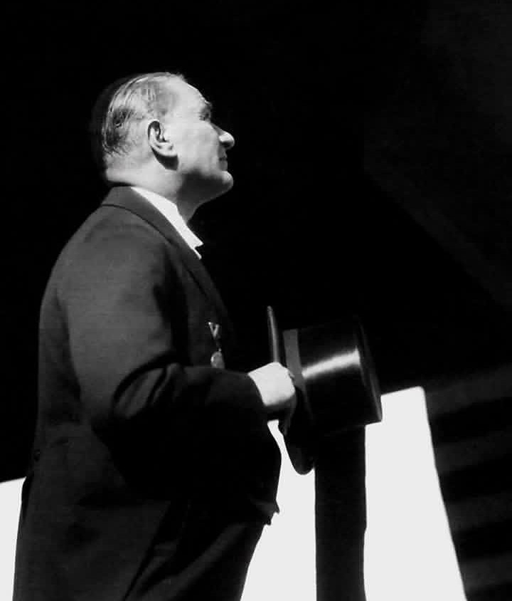 Canım ATATÜRK'ÜM 
Sen hep buralarda ol ki
Arkamiz sağlam,yolumuz 
Aydınlık olsun.
