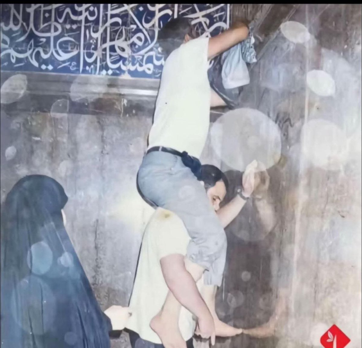 كان يأتي لزيارة الامام علي في النجف الاشرف ولا يعرفه الا القلة القلائل 
يتناوب هو ورفيقه الحاج ابو حسن علىتنظيف المرقد من الاتربة 
مرة يصعد هو على كتف رفيقه ومرة رفيقه يصعد على كتفه ينظف اغل... 
الجنرال اللبناني فؤاد شكر (الحاج محسن) 
ابن ضيعتي #النبي_شيث
#شهداء_على_طريق_القدس