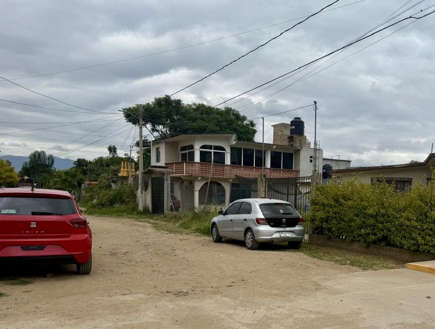 ¿Lo vio? Un grupo de personas, presuntamente transportistas del sindicato Confederación Joven, se apoderaron de una vivienda en la colonia Patria Nueva, entre la agencia de Pueblo Nuevo y Trinidad de Viguera, en el municipio de Oaxaca de Juárez, según denunciaron los propietarios