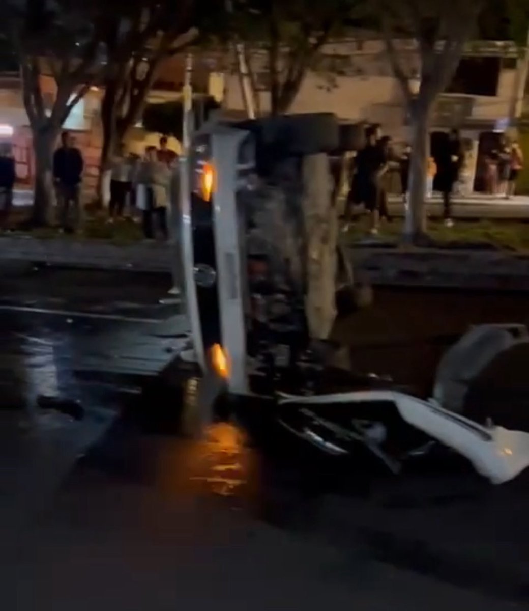 Anoche otro presunto borrachazo, otra vez en Zaragoza , los jóvenes que tripulaban el auto huyeron del lugar. 
No abonan a que los bares cierren más tarde, por lo visto la autoridad debe endurecer los controles, aunque después vengan las quejas. ¿Y la sociedad Apá? ¿Y los papás