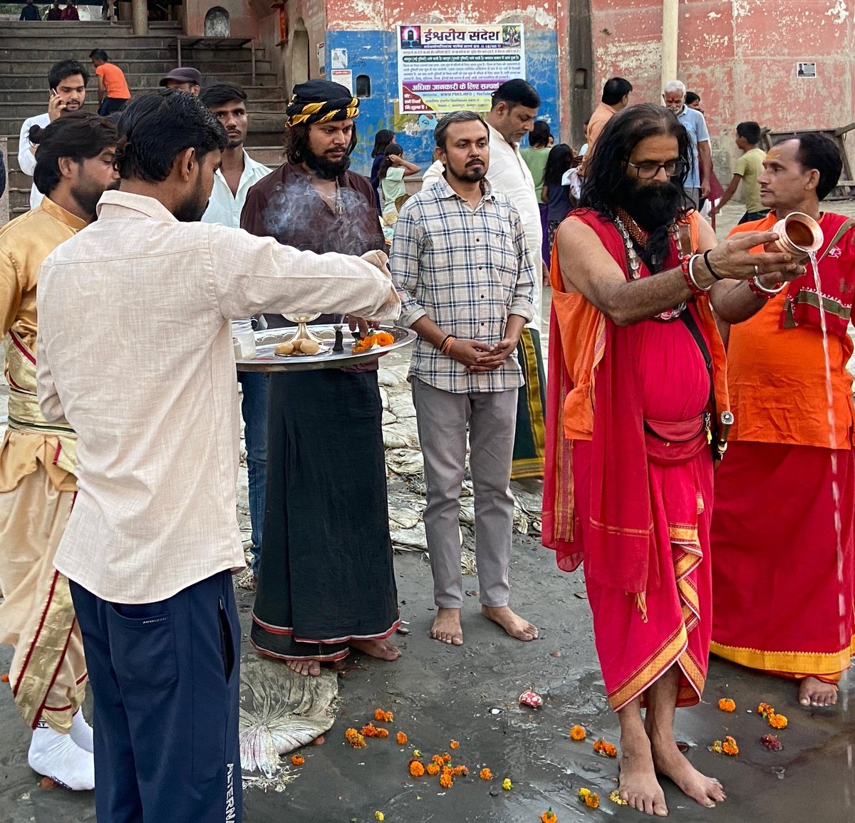 🕉️ सत्य की विजय हुई है! 🇮🇳

आज वर्षों बाद न्याय की रोशनी ने अंधेरे को चीर डाला है।

सुधाकर चतुर्वेदी जी, जिन्हें मालेगांव बम धमाके के झूठे आरोप में फंसाया गया था, अदालत ने आज निर्दोष घोषित कर दिया।

🔴 यह कोई मामूली केस नहीं था...
यह एक सोची-समझी साजिश थी —
हिंदू आतंकवाद नाम की
