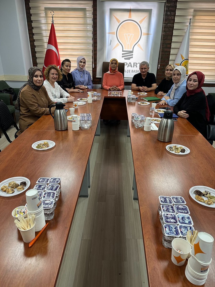 AKIstanbulSPB's tweet photo. Başakşehir İlçe Başkanlığımızda Sosyal Politikalar Birimi Aile ve Çocuk Komisyon Başkanımız Suzan Özçelik ve Bölge Koordinatörümüzün Katılımıyla 3. Bölge Aile ve Çocuk Komisyonu İlçe Başkanları Toplantımızı Gerçekleştirdik. Toplantımızın hayırlara vesile olmasını diliyoruz. https://t.co/drTuQrBXsQ