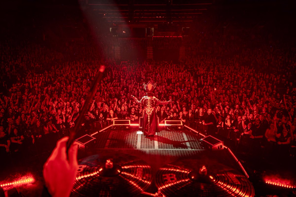 soapyghoul's tweet photo. Bring your lightstick so you can find yourself in the crowd 😌 https://t.co/KCkHRqhEJ0
