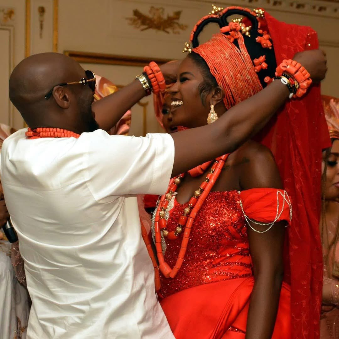 beesreignmedia's tweet image. 2BABA AND HON. NATASHA OSAWARU'S TRADITIONAL WEDDING PHOTOS SPARK CELEBRATION ONLINE

Follow @beesreignmedia for more gists and updates 
#2baba #2face