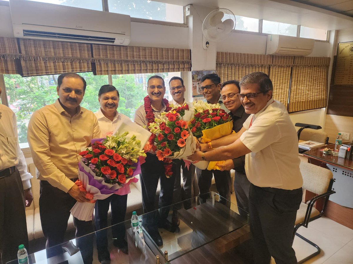 हमारे बैचमैट श्री KD त्रिपाठी , सदैव हंसमुख रहकर कर्तव्यनिष्ठा के साथ सचिव  माध्यमिक शिक्षा  मंडल  के पद पर रहते  हुए  आज सेवानिवृत होने के उपलक्ष्य में भोपाल में पदस्थ साथियों द्वारा उनके कार्यालय में पहुंचकर बधाई के साथ नई पारी कीशुभकामनाएं दी गईं । 💐💐
