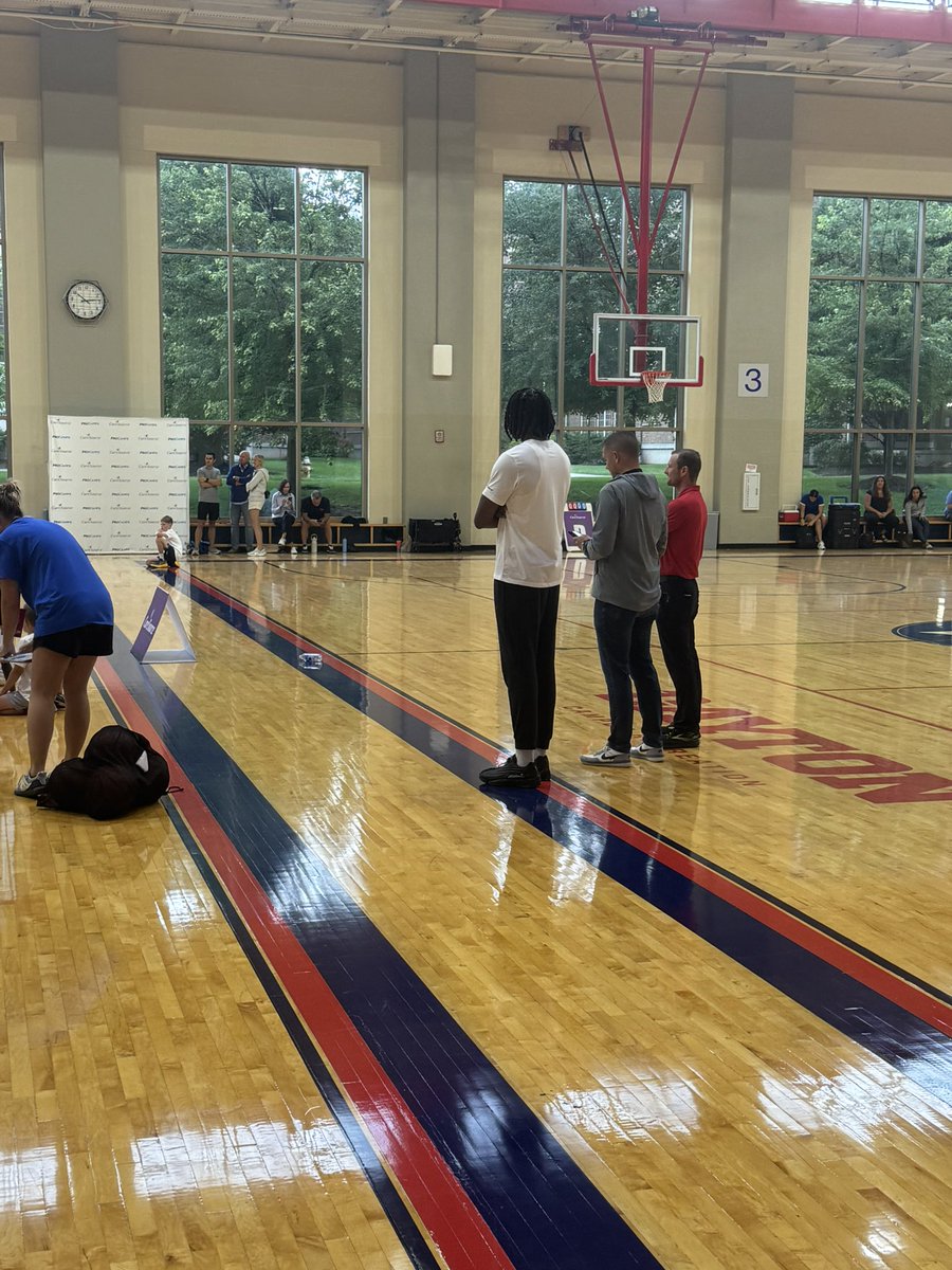 flyers_nd's tweet photo. Daron Holmes at Obi Toppin camp today
#caresource #procamps https://t.co/J75NMEIBit
