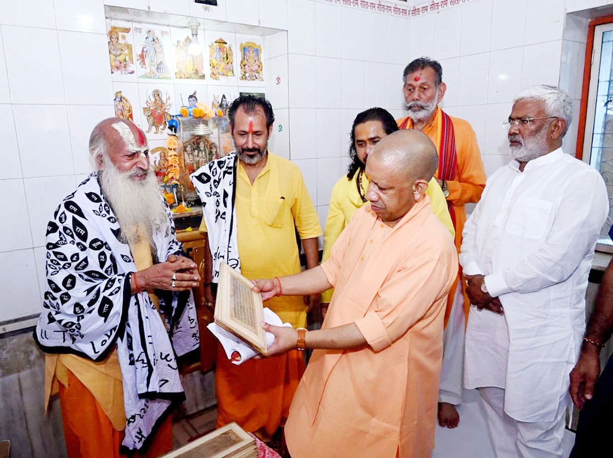 'पूज्यपाद' गोस्वामी तुलसीदास जी महाराज की जयंती के पावन अवसर पर आज जनपद चित्रकूट के राजापुर स्थित मानस मंदिर में तुलसीदास जी महाराज द्वारा हस्तलिखित श्रीरामचरितमानस की पाण्डुलिपियों के दिव्य दर्शन का सौभाग्य प्राप्त हुआ।