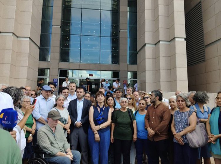 HDK dosyasından tutuklu bulunan Ercüment Akdeniz’in bugün görülen ilk duruşmasında tahliye talebi reddedildi. 

Ercüment Akdeniz yıllardır göçmenlerin hak mücadelesinin onurlu bir sesi olmuştur. Ercüment Akdeniz ve tüm siyasi tutsaklar özgür kalıncaya dek mücadele edeceğiz.