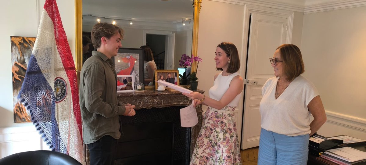 Hoy nos toca despedir a Clemente y Yaris, quienes fueron parte de nuestra familia en la embajada estos meses. ¡Gracias por su energía y compromiso y Les deseamos lo mejor en sus próximos pasos. ¡Hasta pronto! 🇵🇾 🇲🇽 en 🇫🇷