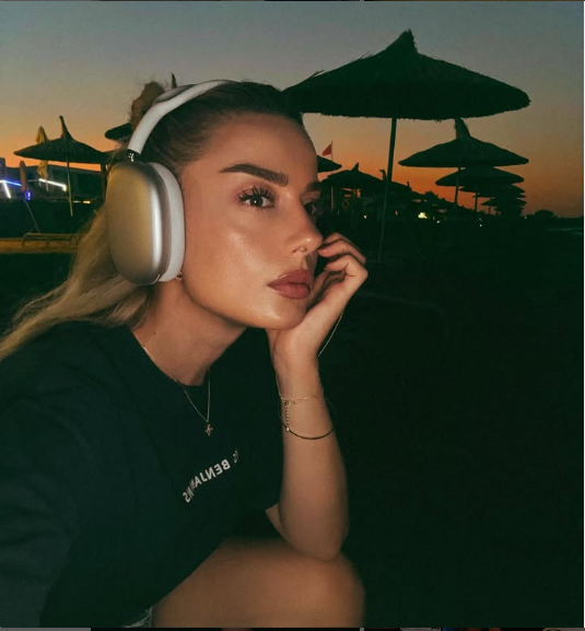 KateisteinGenie's tweet image. The hustle and bustle of day meets the tranquility of night. When it all feels too overwhelming, where do you go for relief? 🎧🌙 #NightThoughts #FindYourPeace #MusicEscape
