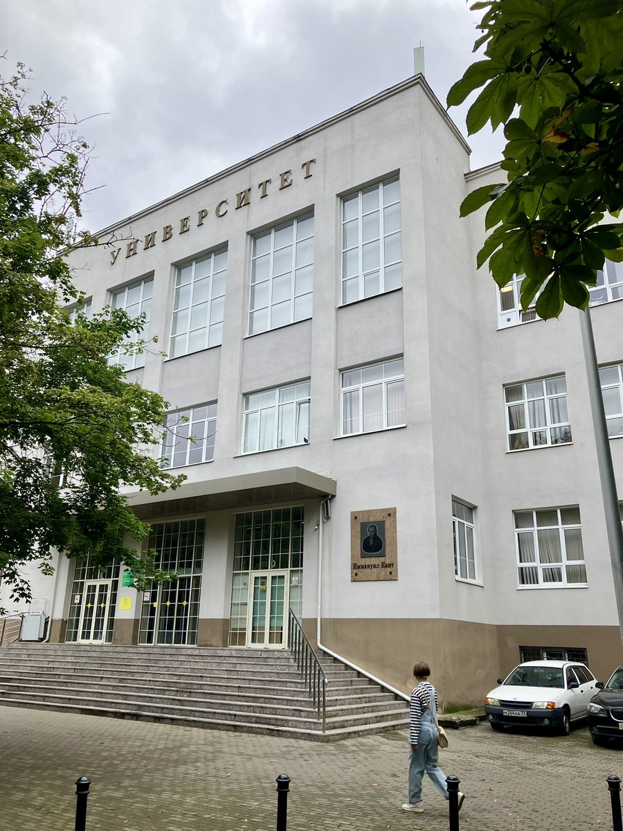 Kaliningrad - et kort besøg.
2.Stemning, seværdigheder, generelle indtryk.
Mit indtryk er, at byen er grøn, afslappet og rimeligt velstående.
Byen er på ca 500.000 indbyggere, og velstandsniveauet er tydeligvis ikke så højt som i Sankt Petersborg og Moskva. Det russiske BNP pr i