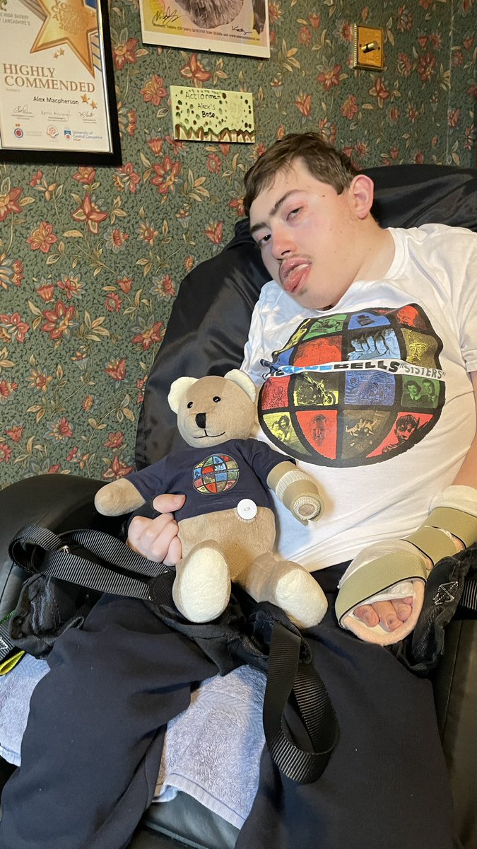 alexmac06's tweet photo. Mumโs done a bit of hand therapy for #buttonybear so heโs now got a matching hand splint & bandage like mine!!!! #Twins https://t.co/qMbumr7rwT
